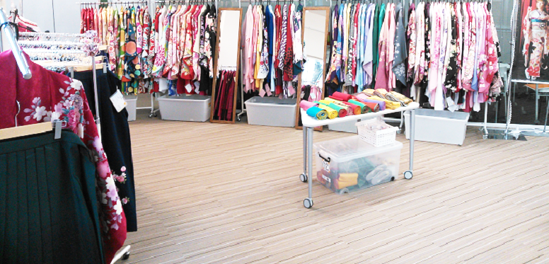 学校で開催される袴の展示会に直接行く 人が集まる人気の学内展示会でレンタルをする